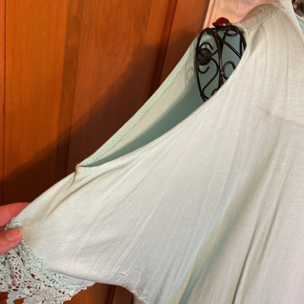 ☀️☀️☀️3 for 12$ ☀️☀️☀️Cold Shoulder Pull Over Top - Picture 3 of 10